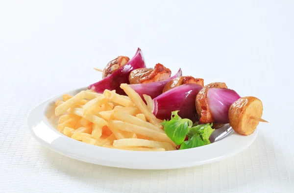 Brochette de bacon et pommes de terre aux frites — Photo