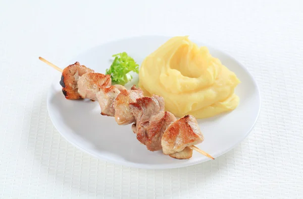 돼지고기 꼬치 구이 으깬된 감자 — 스톡 사진