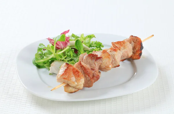 Espetos de porco com salada verdes — Fotografia de Stock