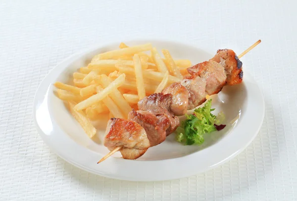 Spiedino di maiale con patatine fritte — Foto Stock