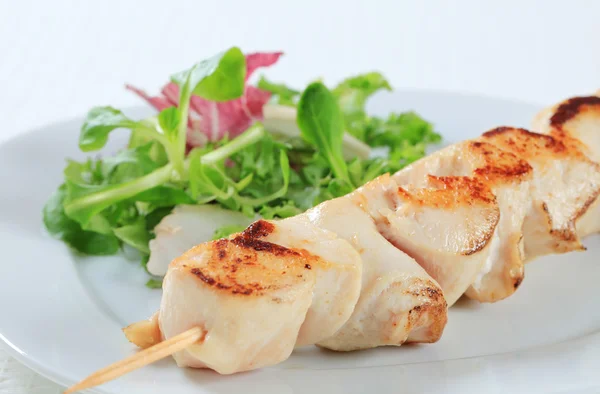 Chicken skewer with salad greens — Stock Photo, Image