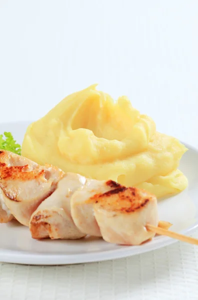 Espetos de frango e puré de batata — Fotografia de Stock