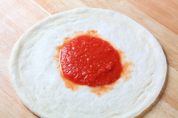 Pizza deeg en tomaat plakken — Stockfoto
