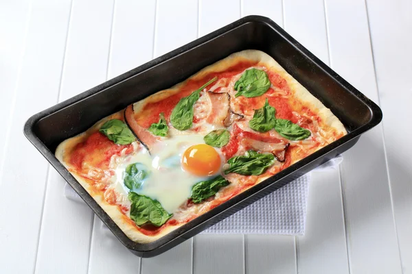 Pizza de tocino y huevo — Foto de Stock
