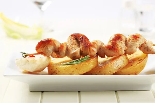 Kebab de pollo y patatas asadas —  Fotos de Stock