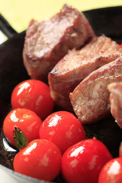 Pork kebab and tomatoes — Stock Photo, Image