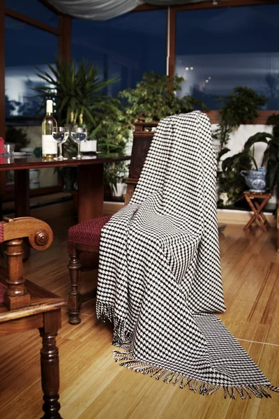 Ρίξει draped πάνω από μια αντίκα καρέκλα — Φωτογραφία Αρχείου