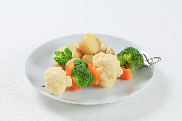 Espetos e batatas vegetais — Fotografia de Stock