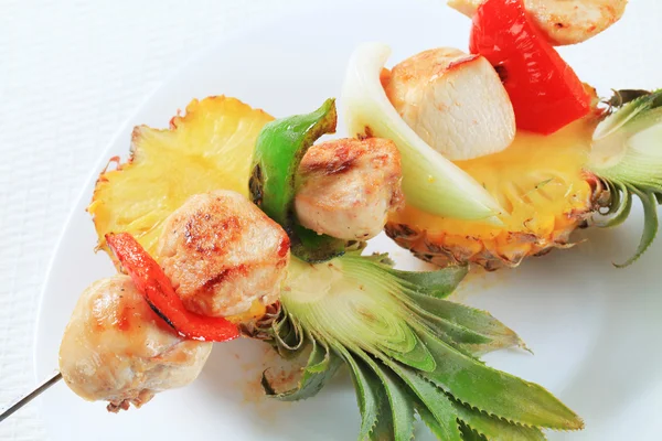 Chicken skewer and fresh pineapple — Stock Photo, Image