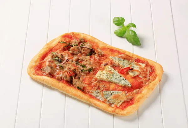 Прямоугольная пицца — стоковое фото