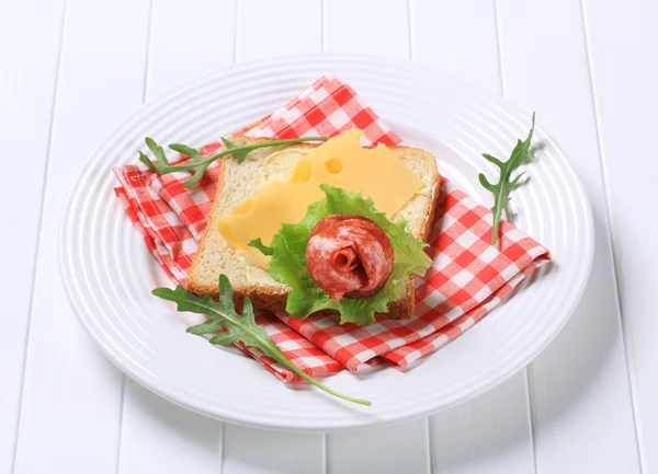 Swiss peynir ve salam ekmek — Stok fotoğraf
