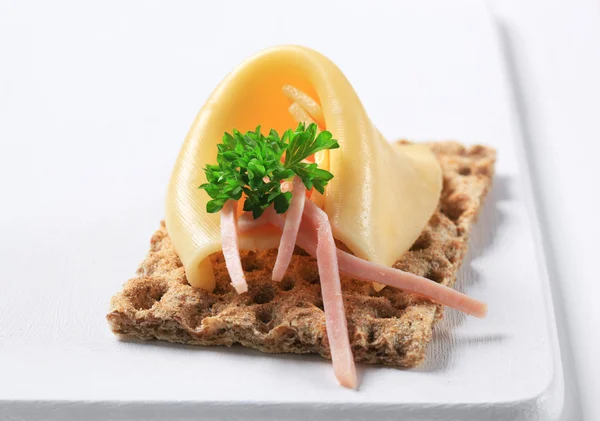 Crispbread with cheese and ham — Stock Photo, Image