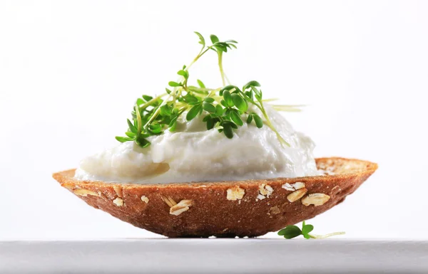 Bread with cottage cheese and cress — Stock Photo, Image