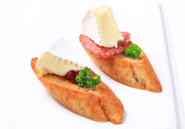 Crostini com queijo e salame — Fotografia de Stock
