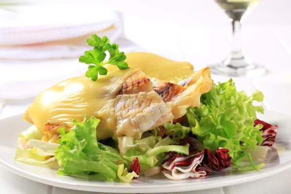 Filetti di pesce al formaggio con insalata — Foto Stock