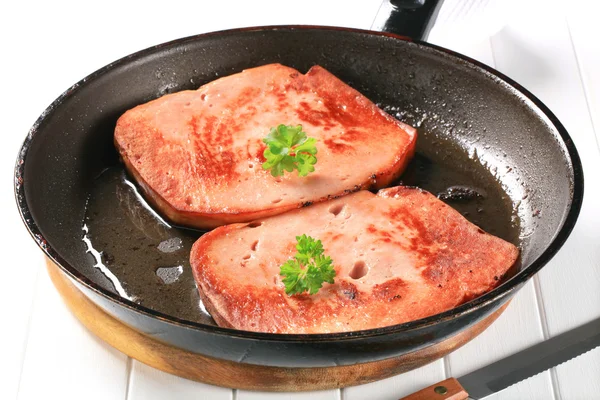Жареное мясо на сковороде — стоковое фото