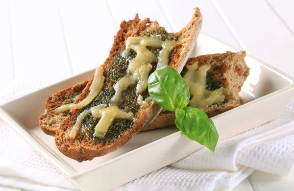 Geroosterde pesto brood met kaas — Stockfoto