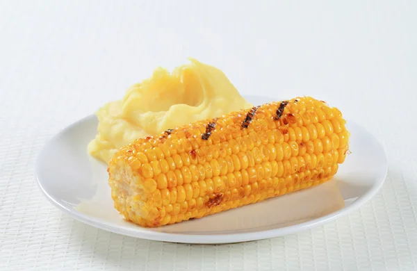 Grilovaná kukuřice s bramborovou kaší — Stock fotografie