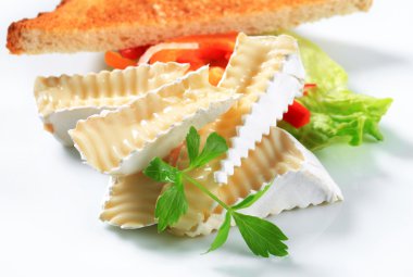 tost ve Beyaz kabuklu peynir