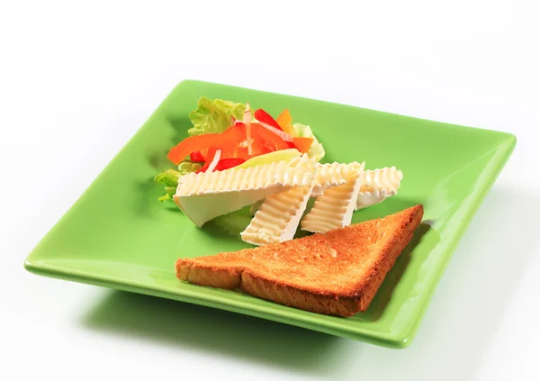 Toast en witte korst kaas — Stockfoto