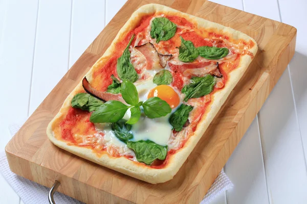 Pizza con pancetta e uova — Foto Stock