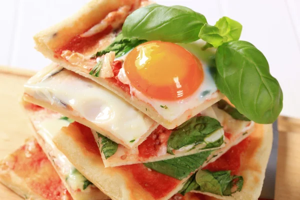 Pizza con pancetta e uova — Foto Stock