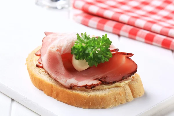 Pastırmalı açık yüzlü sandviç — Stok fotoğraf