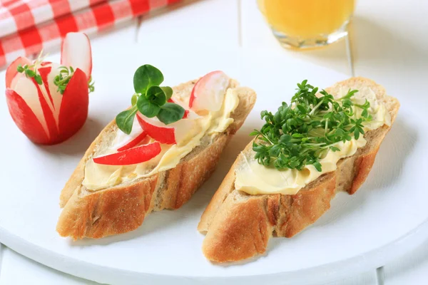 Brood met boter, radijs en tuinkers — Stockfoto