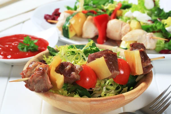 Grilovaný vepřový špíz a jarní salát — Stock fotografie