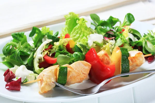 Chicken skewer with salad mix — Stock Photo, Image