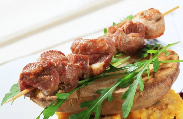 猪肉串、 烤的土豆 — 图库照片