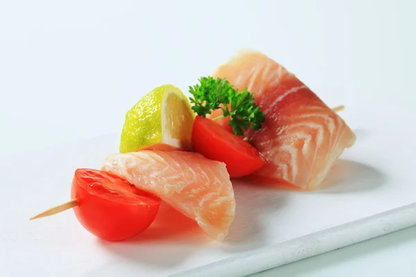 Raw fish skewer — Stock Photo, Image
