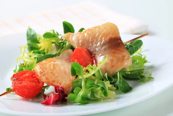 Brochettes de poisson et salades vertes — Photo