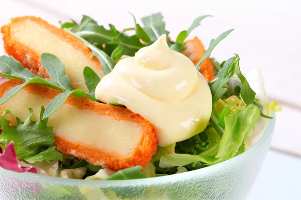 Zielona sałatka z serem smażone — Zdjęcie stockowe