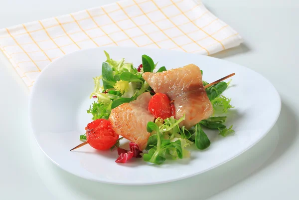 Fisk spyd og salat greens - Stock-foto