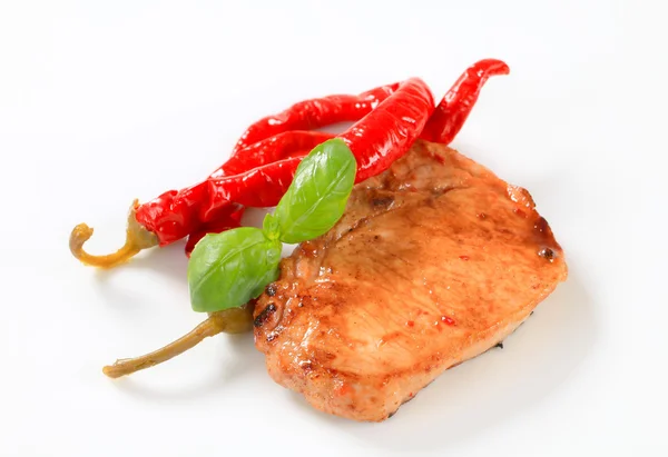 Smažené vepřové kotlety s chilli papričkami — Stock fotografie