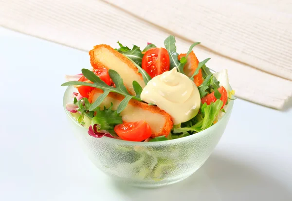 Зеленый салат с жареным сыром — стоковое фото