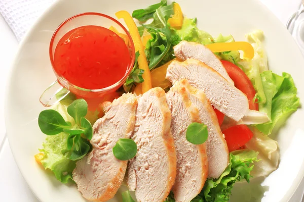 Peito de frango fatiado com salada e molho de pimenta doce — Fotografia de Stock