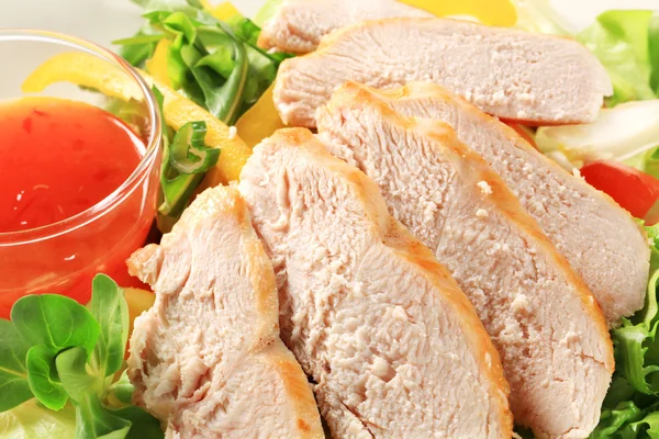 Sliced chicken breast with salad and sweet chilli sauce — Stock Photo, Image