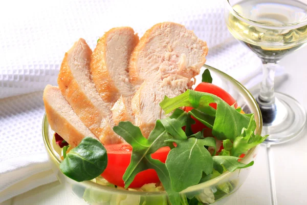 Kyllingebryst med salat greens - Stock-foto