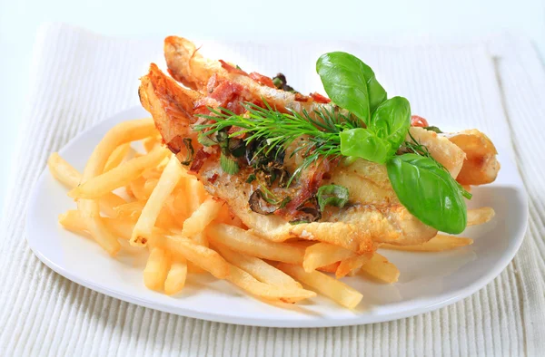 Pan fried fish fillets with fries — Stock Photo, Image