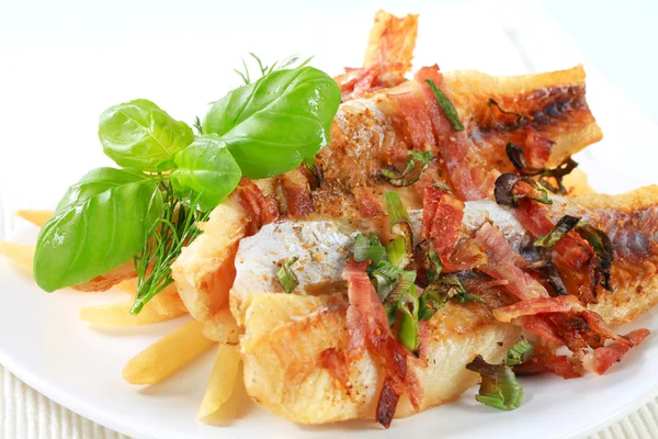 Filetes de peixe frito panela com batatas fritas — Fotografia de Stock