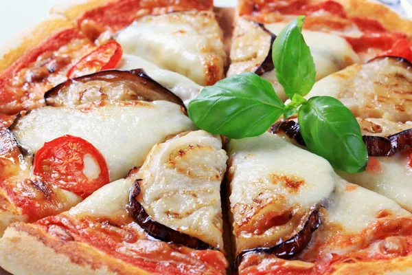 Eggplant and cheese pizza — Stock Photo, Image