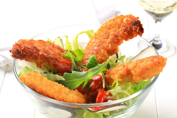 Çıtır tavuk kanadı ile salata — Stok fotoğraf