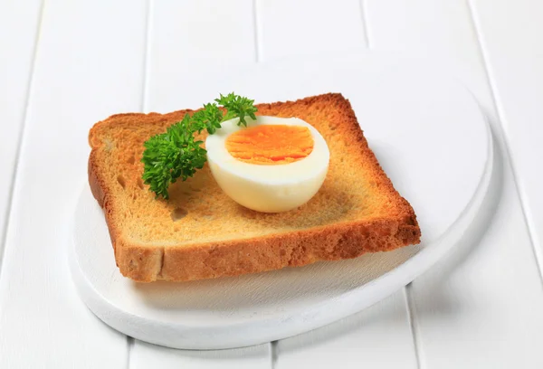 Tostadas y huevo cocido — Foto de Stock