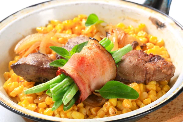 Sweetcorn with fried chicken liver and green beans in bacon — Stock Photo, Image