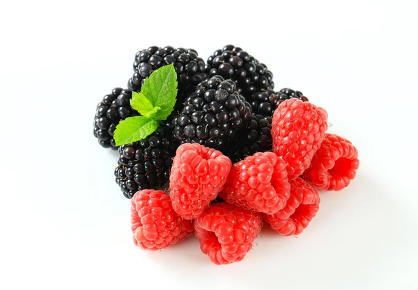 Raspberry segar dan blackberry — Stok Foto