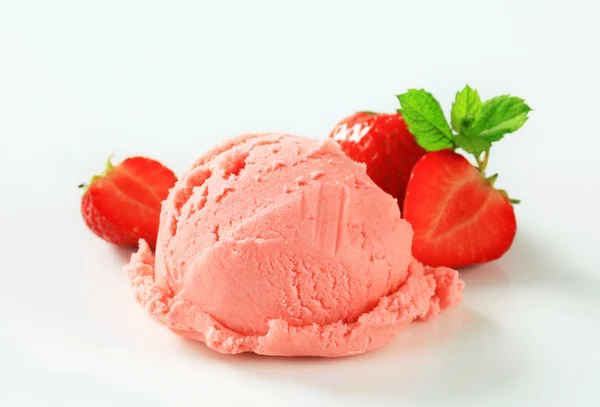 Клубничное мороженое — стоковое фото