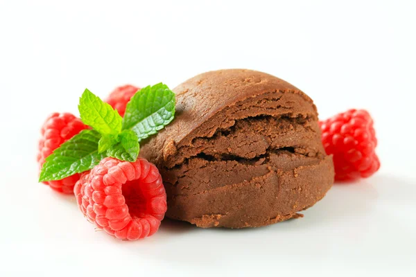 Schokoladeneis mit frischen Himbeeren — Stockfoto