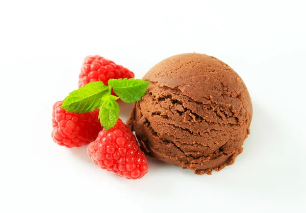 Čokoládová zmrzlina s čerstvými malinami — Stock fotografie